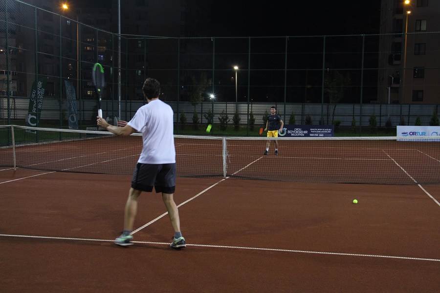 TENİS TURNUVASI START ALDI